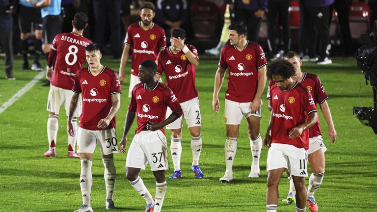 Manchester United blamiert sich im League Cup bei Viertligist Grimsby Town.
