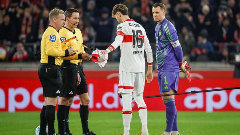 Manuel Neuer (rechts) wird den FC Bayern München eine weitere Saison als Kapitän auf den Platz führen.