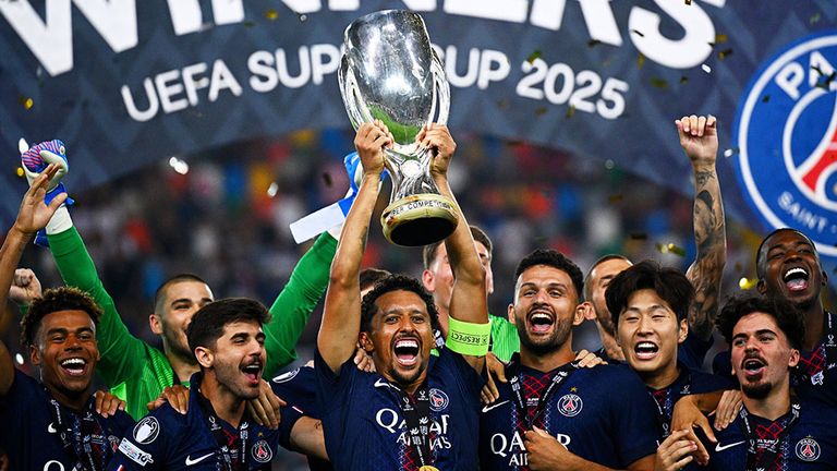 Marquinhos streckt die Supercup-Trophäe in den Nachthimmel von Udine.