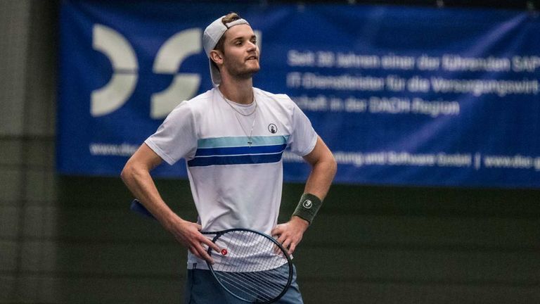 Der deutsche Tennisprofi Mats Rosenkranz wurde kurioserweise für Duschen in der Satzpause disqualifiziert.