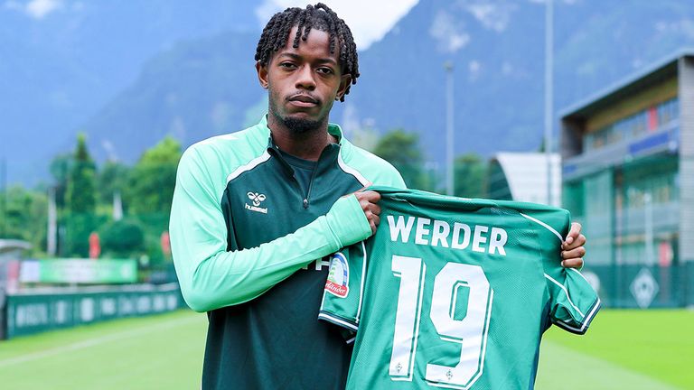 Samuel Mbangula wurde bei Werder Bremen mit der Trikotnummer 19 vorgestellt.