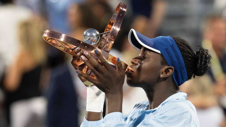 Victoria Mboko hat die Sensation perfekt gemacht und sich im Finale gegen Naomi Osaka ihren ersten WTA-Titel erkämpft.