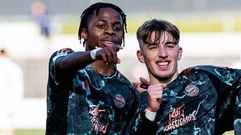 Wisdom Mike (l.) und Lennart Karl bleiben dem FC Bayern erhalten.