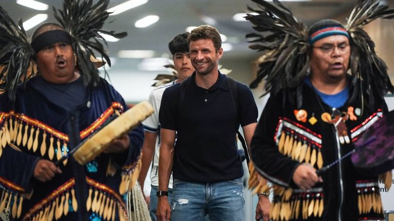 Thomas Müller wird am Flughafen in Vancouver von zahlreichen Menschen empfangen. 