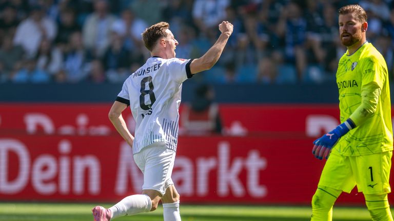 Doppelpacker Mees feiert den Siegtreffer für Preußen Münster.