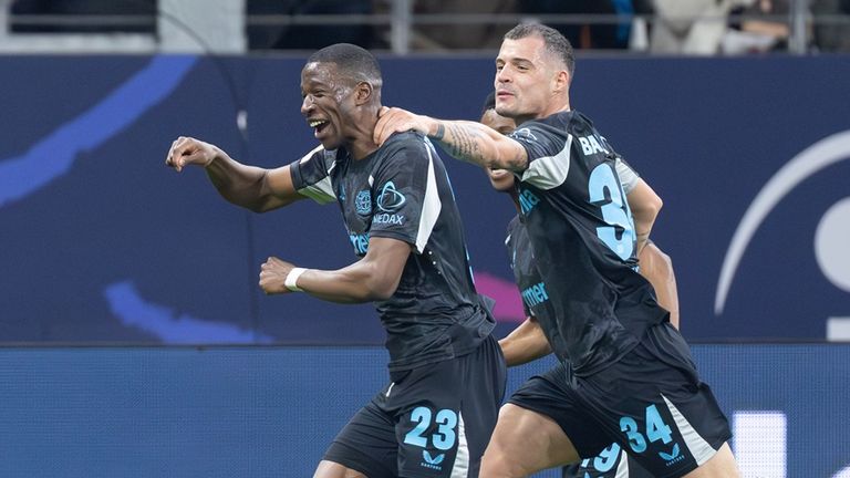 Nordi Mukiele (l.) trägt ab sofort auch das Trikot des AFC Sunderland.