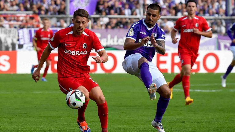 Florent Muslija (l.) wechselt auf Leihbasis in die 2. Bundesliga zu Fortuna Düsseldorf.
