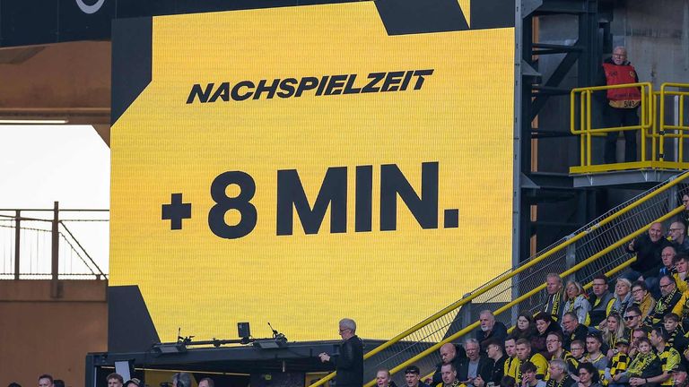In der Saison 2025/26 wird die Länge der Nachspielzeit stärker an die tatsächlich verloren gegangene Spielzeit angepasst.