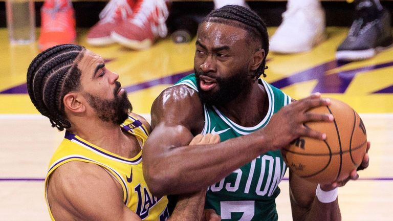 Jaylen Brown (r.) gewann 2024 mit den Boston Celtics die NBA-Meisterschaft.