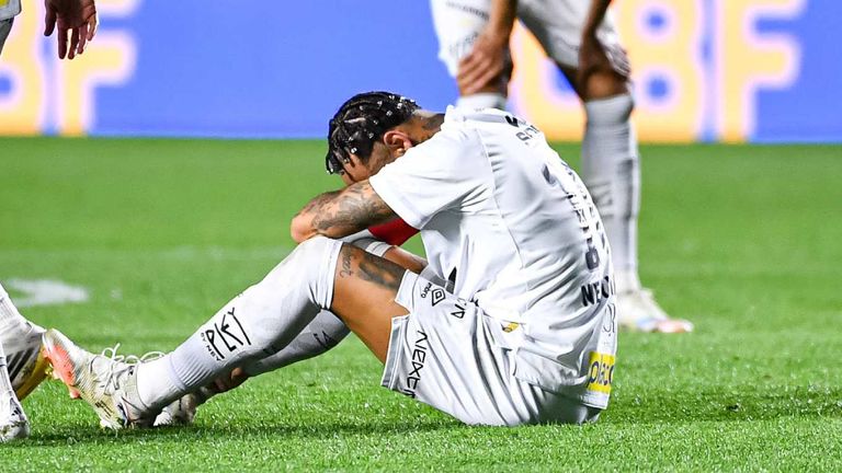 Neymar weint nach der 0:6-NIederlage seines FC Santos gegen Vasco da Gama.