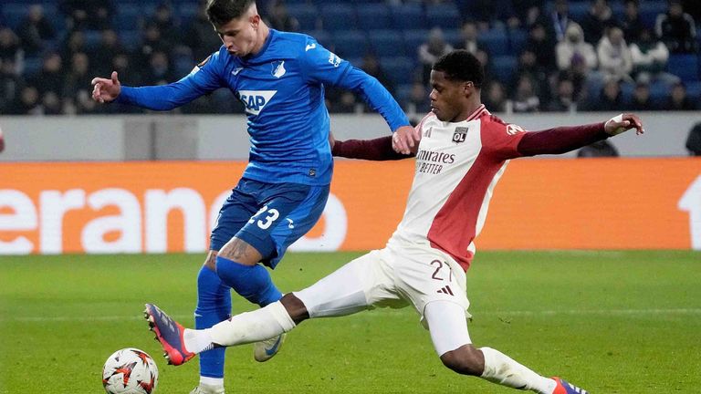 Warmed Omari (r.) im Trikot von Olympique Lyon im Zweikampf mit Hoffenheims Adam Hlozek.