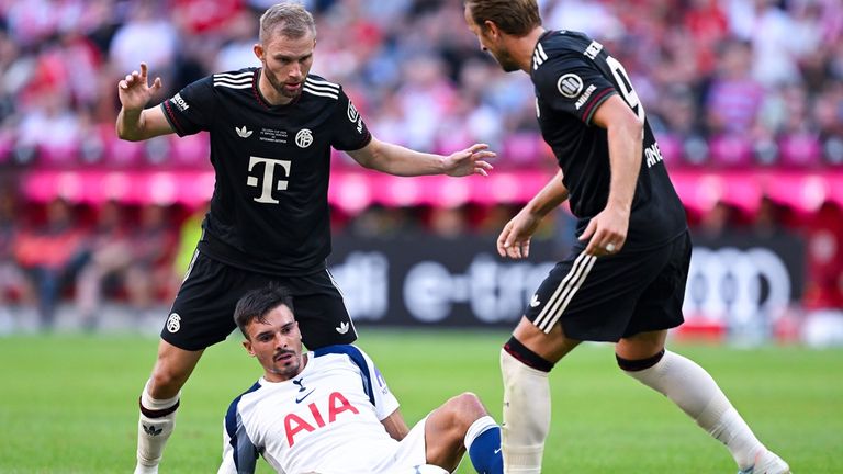 Joao Palhinha (weißes Tottenham-Trikot) hatte keine leichte Rückkehr in die Allianz Arena.