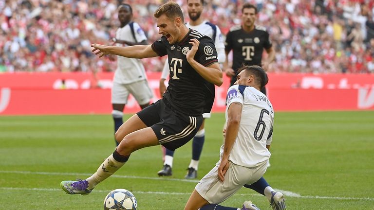 Joao Palhinha (r.) foult Josip Stanisic strafbar im eigenen Strafraum.