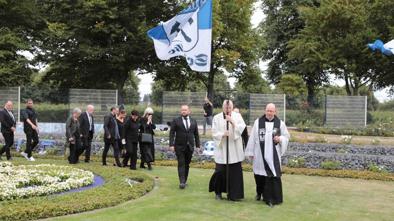 Die Urnenbeisetzung von Ulli Potofski am 22. August 2025 auf dem Schalke-Friedhof in Gelsenkirchen.