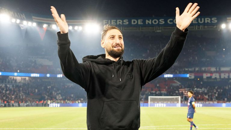 Abschied unter Tränen: Gianluigi Donnarumma verabschiedet sich von der PSG-Fankurve.