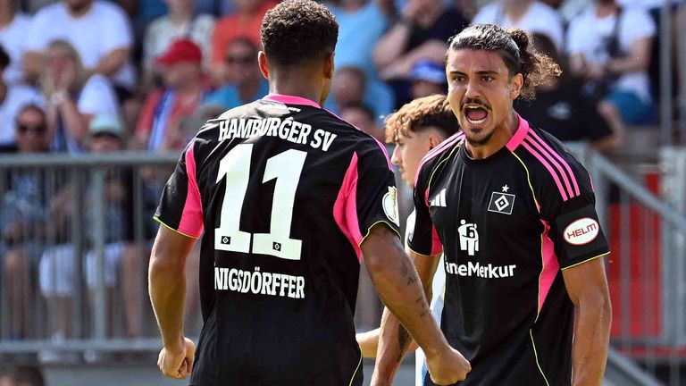 Ransford Königsdörffer und Gui Ramos jubeln über den Ausgleich ihres Hamburger SV im DFB-Pokal beim FK Pirmasens.