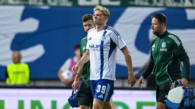 Peter Remmert (Mitte) fehlt dem FC Schalke 04 vorerst verletzungsbedingt.