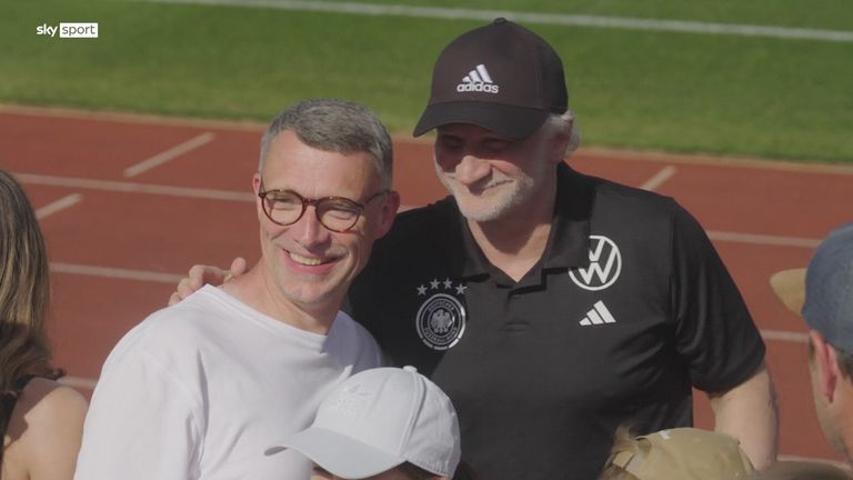 Seit fast 50 Jahren prägt Rudi Völler den deutschen Fußball wie kaum ein anderer - als Spieler, Teamchef, Manager oder heute als Sportdirektor. 