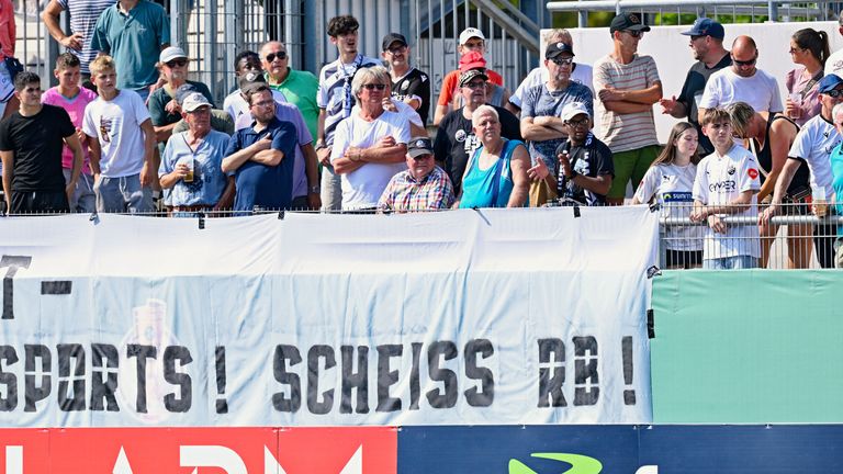 Schmäh-Banner gegen RB: Dieses Plakat war der Auslöser für den Fan-Zoff.