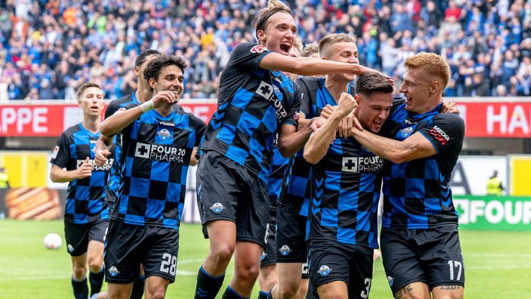 Der SC Paderborn jubelt gegen Holstein Kiel.