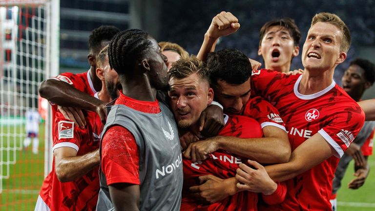 Der 1. FC Kaiserslautern feiert gegen Schalke 04 den ersten Saisonsieg.