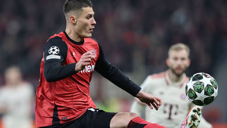 Patrik Schick (l.) verlängert langfristig in Leverkusen. 