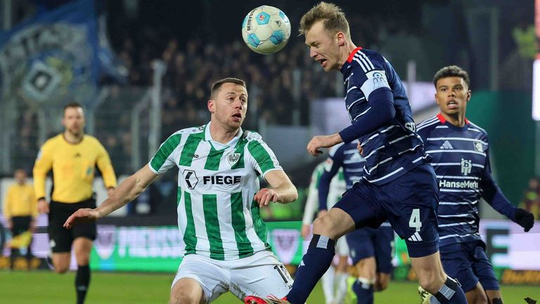 Sebastian Schonlau (r.) im Kopfball-Duell mit Torge Paetow von Preußen Muenster.