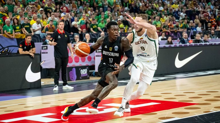 Schröder berichtet von Affengeräuschen litauischer Fans.