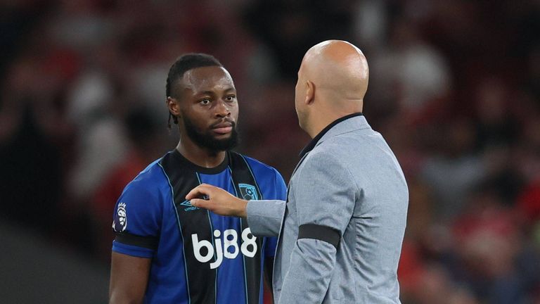 Antoine Semenyo (l.) im Gespräch mit Liverpool-Trainer Arne Slot.