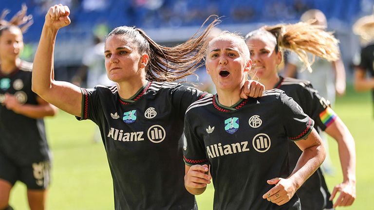 Bayern-Angreiferin Jovana Damnjanovic (l.) jubelt mit Torschützin Georgia Stanway.