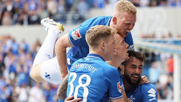 Der SV Darmstadt feiert den Sieg gegen den VfL Bochum.