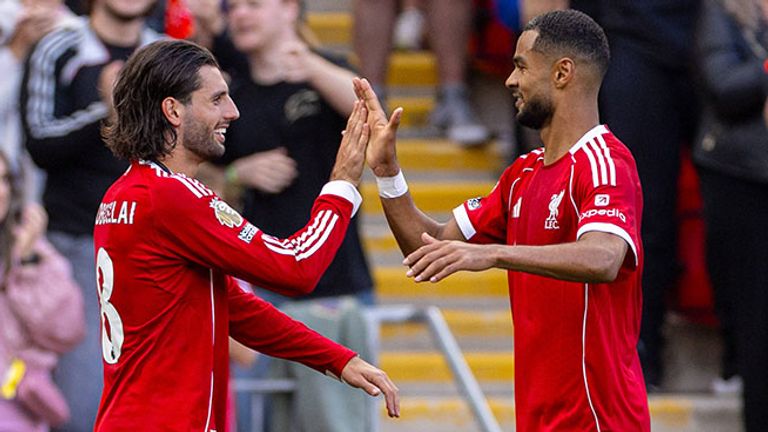 Dominik Szoboszlai (l.) jubelt mit Liverpool-Teamkollege Cody Gakpo.