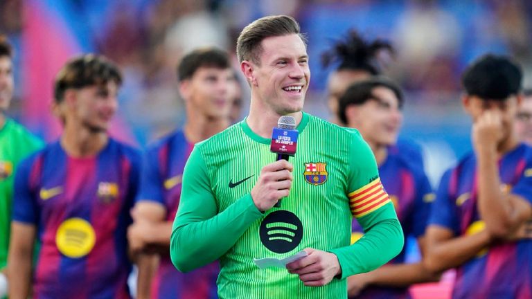 Marc-Andre ter Stegen spricht zu den Fans.