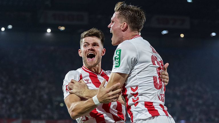 Jan Thielmann (l.) freut sich mit Köln-Torschütze Marius Bülter.