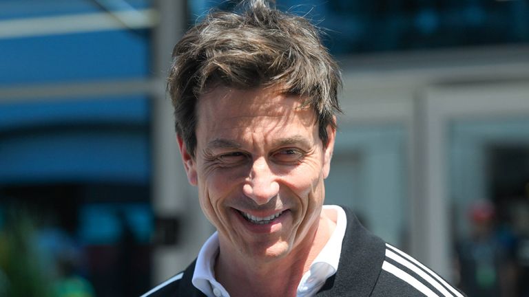 Toto Wolff spricht am Sky Sport Mikrofon über die Mercedes-Fahrerpaarung 2026.