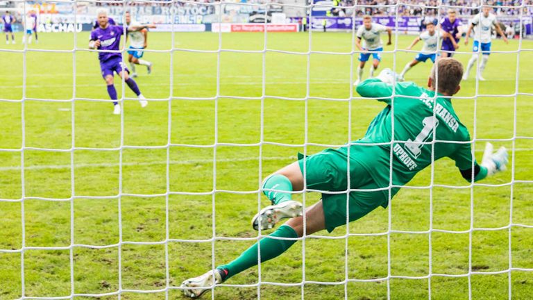 Marvin Stefaniak scheitert vom Elfmeterpunkt an Rostocks Torwart Benjamin Uphoff.