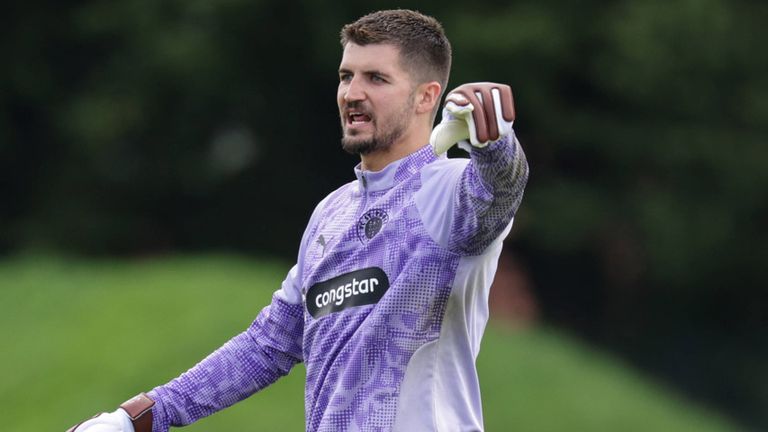 Nikola Vasilj geht mit dem FC St. Pauli in seine zweite Bundesliga-Saison.