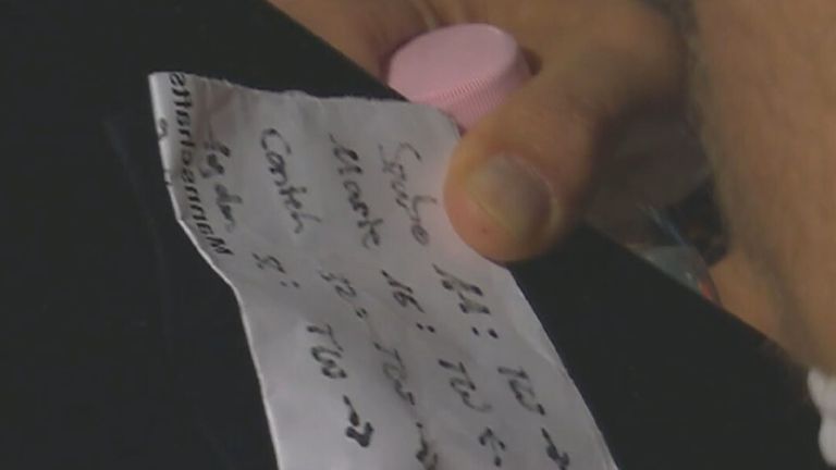 Nübel erklärt Elfer-Spickzettel.