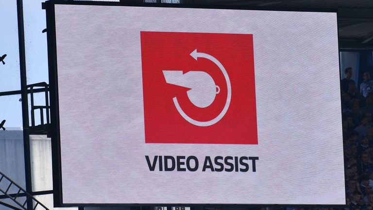 Das Warten auf den Videobeweis in der Frauen-Bundesliga geht weiter.