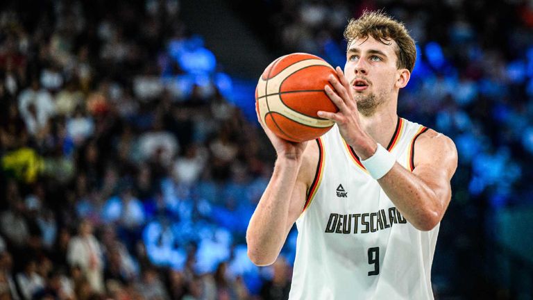 Die deutschen Basketballer haben beim ersten Härtetest des EM-Sommers überzeugt.