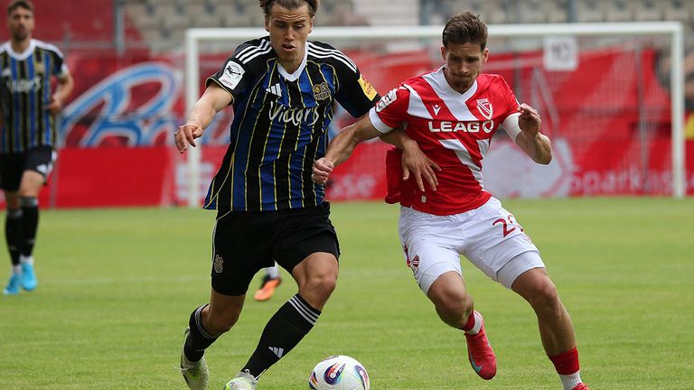 Saarbrücken-Verteidiger Lasse Wilhelm (l.) im Duell mit Axel Borgmann vom FC Energie Cottbus.