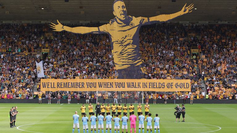 Beeindruckende Choreo: Auch die Wolverhampton Wanderers erinnern an Diogo Jota.