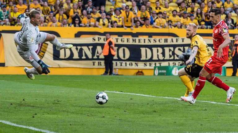 Robin Zentner pariert einen Elfmeter in Dresden.