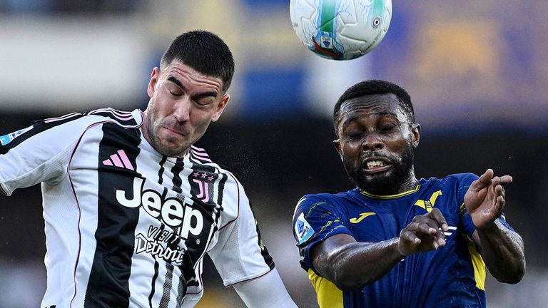 Juventus-Stürmer Dusan Vlahovic (l.) im Kopfballduell mit Hellas-Mittelfeldmann Jean-Daniel Akpa Akpro.