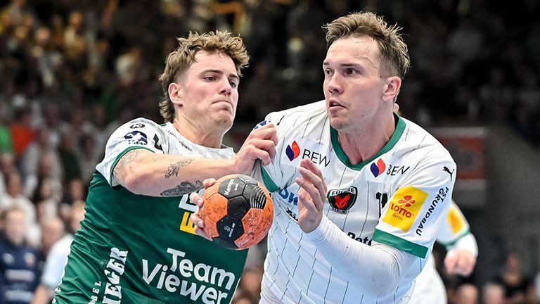 Lasse Bredekjär Andersson (r.) von den Füchsen Berlin im Duell mit Göppingens Victor Klöve.