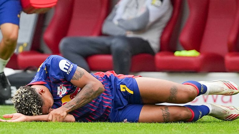 Antonio Nusa von RB Leipzig hat sich beim Bundesliga-Spiel gegen den FSV Mainz 05 einen Bruch des Unterarms zugezogen.