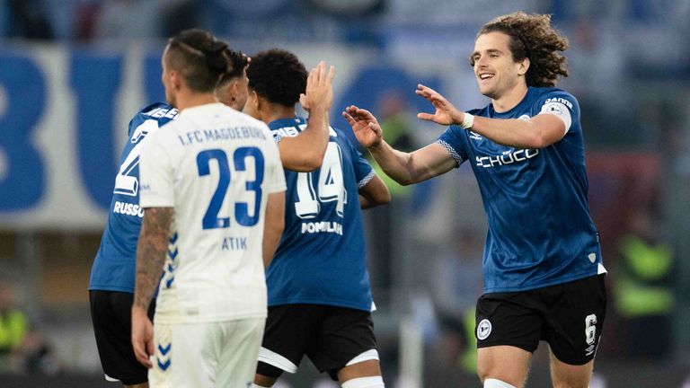 Arminia Bielefeld jubelt über den Sieg gegen den 1. FC Magdeburg.
