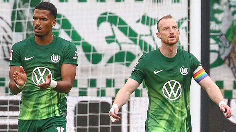 Wolfsburg-Kapitän (r.) Maximilian Arnold und Verteidiger Moritz Jenz sind enttäuscht.