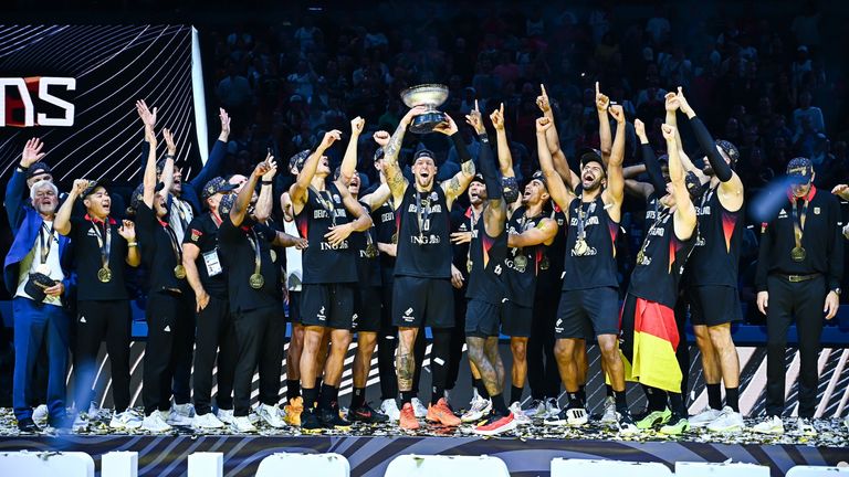 Die deutsche Nationalmannschaft bejubelt die starke Leistung bei der Basketball EM und feiert den Turniersieg gegen die Türkei. 