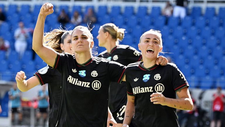 Die Frauen des FC Bayern eröffnen die Bundesligasaison vor beeindruckender Kulisse.